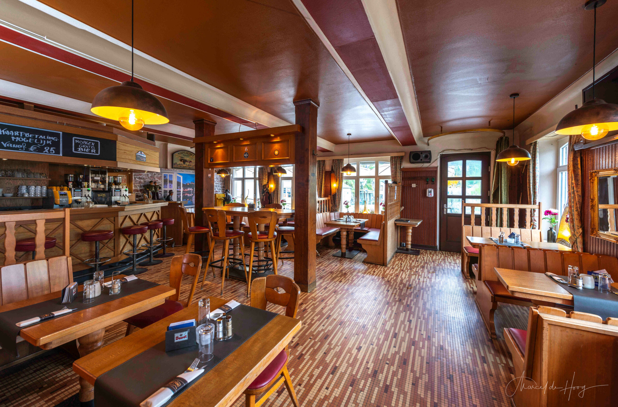 Cafégedeelte met links een deel van de bar. Foto: Marcel de Hoog.