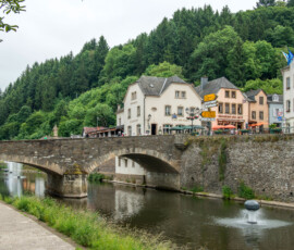 Illustratie: foto van Café Du Pont Vianden Luxemburg. De foto is genomen vanaf de overkant van rivier de Our waaraan het café ligt. Fotograaf: Marcel de Hoog.