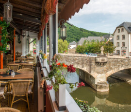 Illustratie: foto van de karakteristieke brug over de Our in Vianden. Foto: Marcel de Hoog.