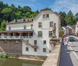 Illustratie: foto van het zij-aanzicht van het gezelligste bar-restaurant van heel Luxemburg. Café Du Pont in Vianden. Fotograaf: Marcel de Hoog.