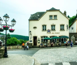 Straatkant en voorgevel van bar - restaurant Café Du Pont in Vianden met links op de foto een grote, ouderwetse lantaarn. De foto is gemaakt door de Nederlandse fotograaf Marcel de Hoog.