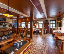 Cafégedeelte met links een deel van de bar. Foto: Marcel de Hoog.