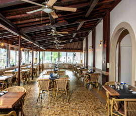Zaal restaurant. Met links en achterin de grote ramen die een prachtig uitzicht bieden over de rivier de Our. Foto: Marcel de Hoog.